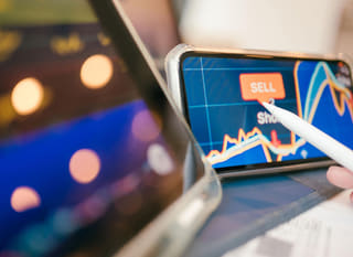 Aktør i flere markeder som analyserer Bitcoin, Ethereum og alternativer for valutahandel